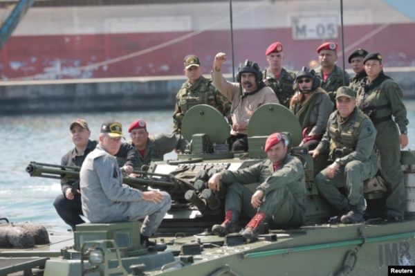 Ніколас Мадуро (в центрі) на бойовій машині під час військових навчань у Пуерто-Кабельо, Венесуела, 27 січня 2019 року