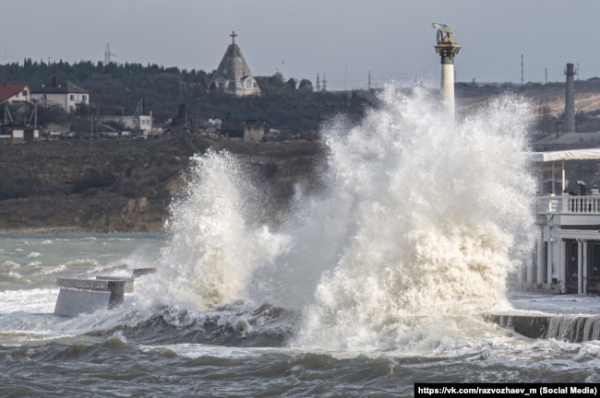 Хвилі у Севастополі під час шторму, 29 листопада 2023 року