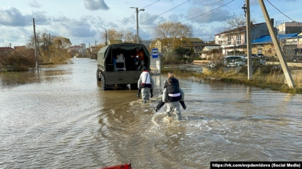 Евакуація мешканців вулиці Сімферопольської у Євпаторії, затопленій внаслідок шторму 26-27 листопада 2023 року