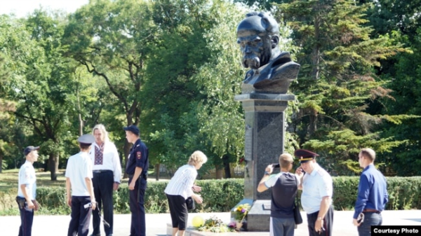 Кримчанин Леонід Терлецький – третій зліва у вишиванці, 24 серпня 2015 року