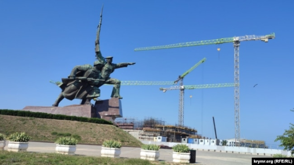 Об'єкти «культурного кластера» (на задньому плані) у Севастополі будують на мисі Кришталевий біля пам'ятника Матросу та Солдату. Липень 2022 року