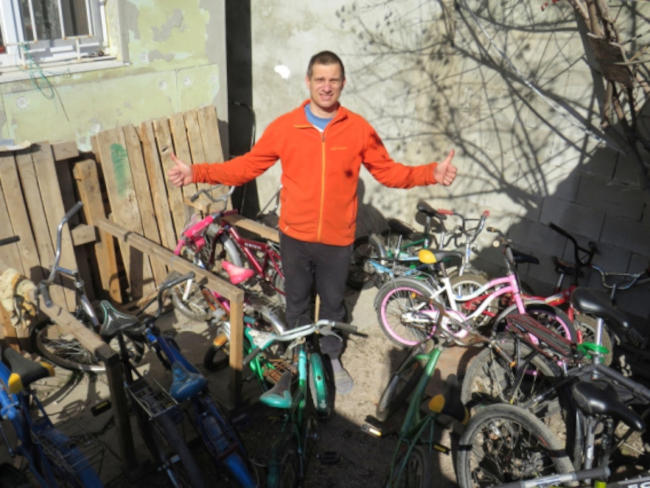 Мастер дает вторую жизнь велосипедам для маленьких и больших детей