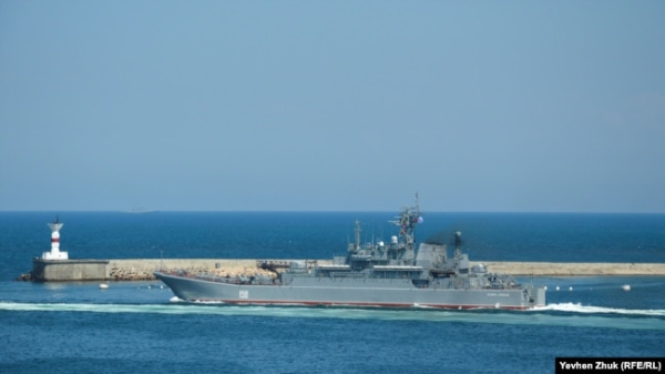 Великий десантний корабель «Цезарь Куников» Чорноморського флоту РФ виходить із Севастопольської бухти. Серпень 2021 року