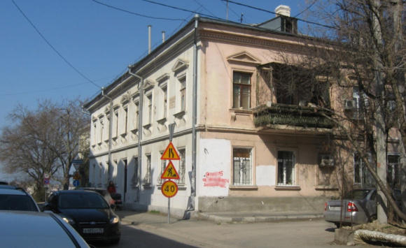 Вандалы изрисовали дом-памятник в центре Севастополя