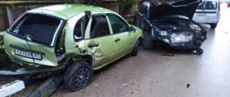 Водитель иномарки разбил припаркованную «Калину» и скрылся с места аварии в Севастополе