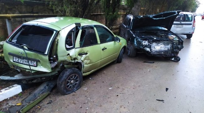Водитель иномарки разбил припаркованную «Калину» и скрылся с места аварии в Севастополе