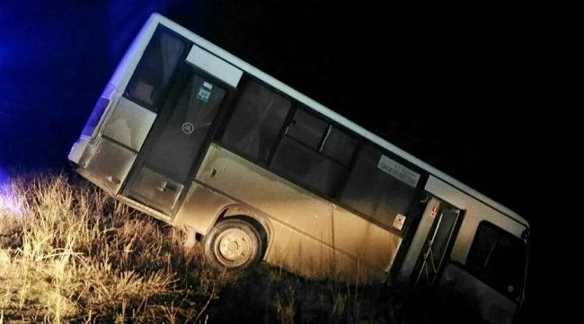 Автобус с пассажирами съехал в кювет в Белогорском районе, пострадали два человека
