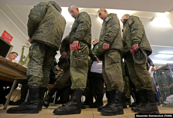 Російські військовослужбовці беруть участь у голосуванні під час виборів. Ілюстративне фото