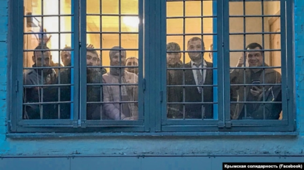 Кримські адвокати та правозахисники разом із кримськими татарами, затриманими під Верховним судом Криму, у відділенні поліції. Сімферополь, 12 липня 2019 року