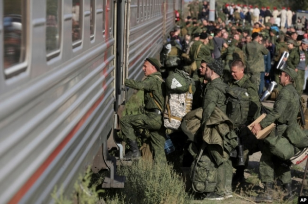 Російські військові на залізничному вокзалі. Ілюстративне фото