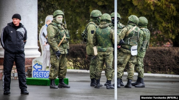 Озброєні російські військові без розпізнавальних знаків в аеропорту Сімферополя, 28 лютого 2014 року
