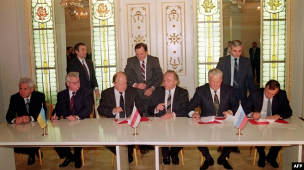 Президент України Леонід Кравчук (другий ліворуч), голова Верховної Ради Білорусі Станіслав Шушкевич (третій ліворуч) і президент Росії Борис Єльцин (другий праворуч) під час підписання Біловезької угоди, 8 грудня 1991 року