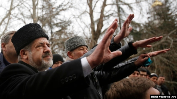 Рефат Чубаров під час акції протесту навпроти будівлі парламенту Криму. Сімферополь, 2014 рік