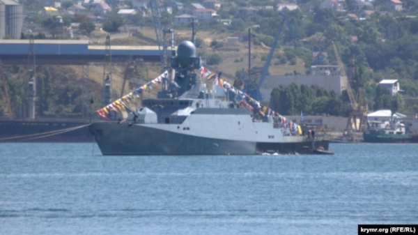 Російський малий ракетний корабель класу «Буян-М» – носій крилатих ракет «Калібр» у бухті Севастополя