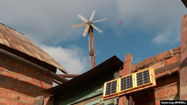 Саморобний вітряк та сонячні панелі для видобування електроенергії, які сконструював Володимир Петров