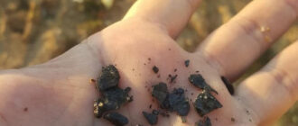 На севастопольском пляже снова обнаружили уголь