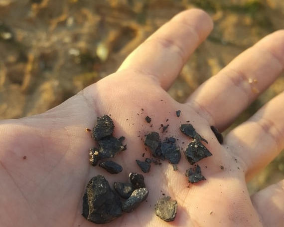 На севастопольском пляже снова обнаружили уголь