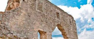 В Крыму со стены древней крепости «Цитадель» сорвался человек
