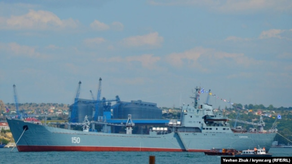 Російський ВДК «Саратов» у бухті Севастополя. Архівне фото