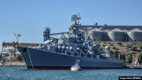 Флагман Чорноморського флоту РФ гвардійський ракетний крейсер «Москва» біля причалу в Севастопольській бухті, архівне фото