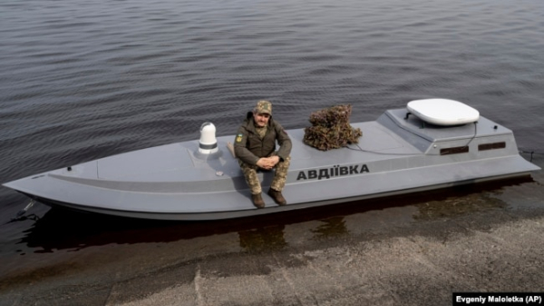 Новий дрон Sea Baby «Авдіївка» на воді під час презентації Служби безпеки України в Київській області, Україна, 5 березня 2024 року