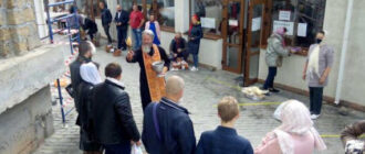 В Севастополе Пасхальные богослужения прошли под надзором казаков и полиции (фото)