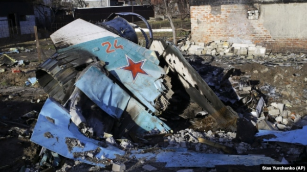 Уламки збитого російського бойового літака Су-34 у житловому районі Чернігова, 6 квітня 2022 року