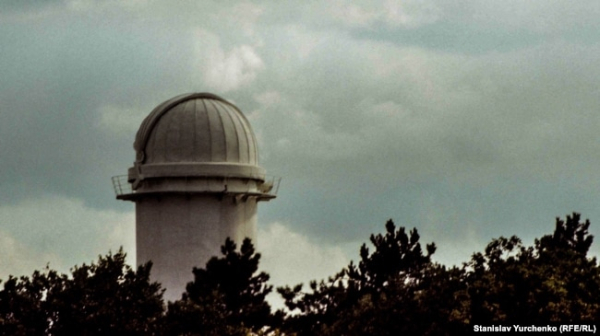Баштовий сонячний телескоп-1 (БСТ-1) у селищі Научний. Його збудували у 1955 році, тоді його висота становила 13 метрів. А після реконструкції 1973 року телескоп «виріс» до 25 метрів. Фото 2012 року