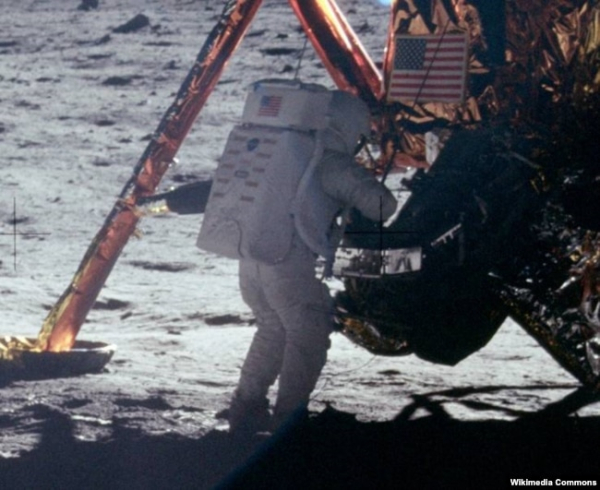 Американський астронавт Ніл Армстронг – перша людина, яка ступила на Місяць, 21 липня 1969 року