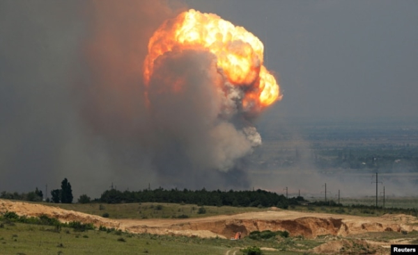 Дим і полум'я від вибуху під час пожежі на військовому полігоні в Кіровському районі окупованого Росією Криму, 19 липня 2023 року