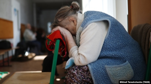 Жінка в пункті тимчасового розміщення для евакуйованих мешканців Донецької області. Україна, ілюстративне фото