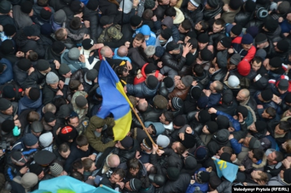 Зіткнення учасників проукраїнського мітингу проти сепаратизму в Криму з проросійськими активістами біля Верховної Ради АР Крим, Сімферополь, 26 лютого 2014 року