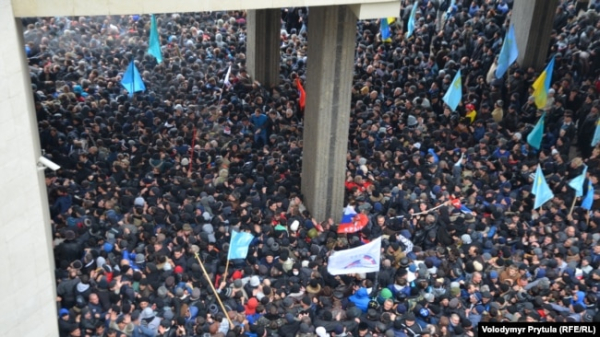 Проукраїнський мітинг проти сепаратизму в Криму біля Верховної Ради АР Крим. Сімферополь, 26 лютого 2014 року