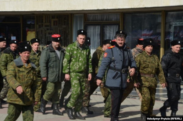 Представники проросійських воєнізованих формувань (казаки та «Самооборона Криму») на вулицях Сімферополя. Крим, 15 березня 2014 року