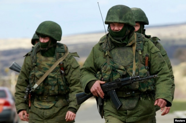 Російські солдати під Сімферополем. Крим, 13 березня 2014 року