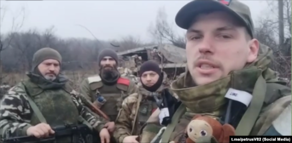 Російські військові з батальйону «Крим», попереду боєць з іграшкою Чебурашка