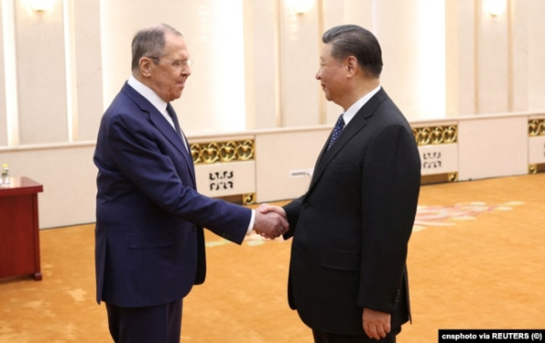 Голова КНР Сі Цзіньпін (праворуч) і очільник МЗС Росії Сергій Лавров. Пекін, 9 квітня 2024 року