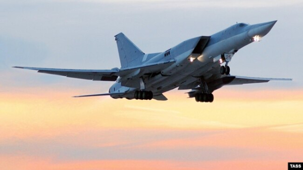 Бомбардувальник Ту-22 під час польоту над авіабазою ВПС РФ «Енгельс-2». Росія, Саратовська область. Архівне фото