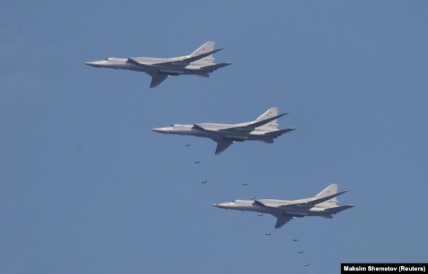 Стратегічні бомбардувальники Ту-22 М3 скидають бомби під час змагань «Авіадартс» у рамках Вірменських міжнародних ігор-2018 на полігоні Дубровичі під Рязанню, 4 серпня 2018 року