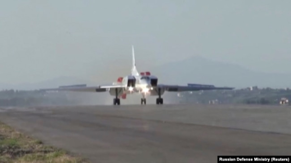 Російський дальній бомбардувальник Ту-22М3 приземляється на авіабазі Хмеймім. Сирія, 25 травня 2021 року