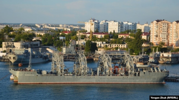 Рятувальне судно «Коммуна» у Севастопольській бухті, архівне фото