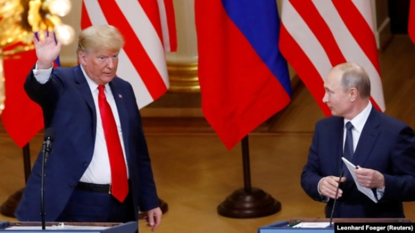 Президент США Дональд Трамп (л) та президент Росії Володимир Путін (п) на спільній пресконференції після їхньої зустрічі в Гельсінкі, 16 липня 2018 року