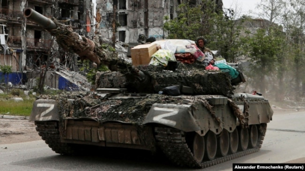 Російські солдати на танку із символом Z у місті Попасна на Луганщині з побутовими речами, які, за словами вимушеної переселенки Аліни Коренюк, були викрадені з її будинку. Попасна, 26 травня 2022 року