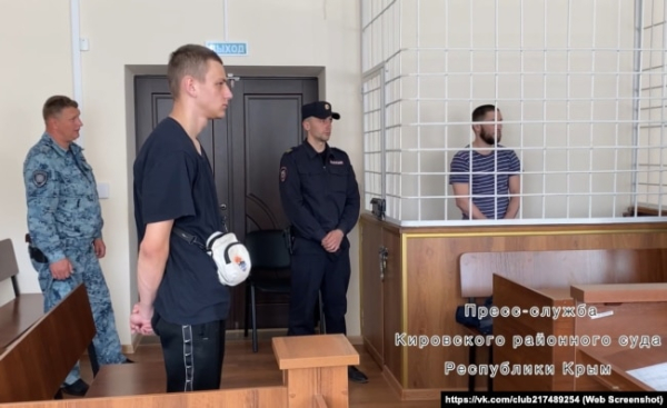 Кримчанин Длявер Салімов (за ґратами) під час оголошення вироку в підконтрольному Росії Кіровському районному суді 10 квітня 2024 року