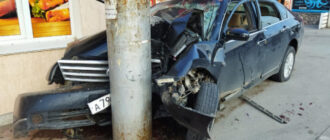 В Севастополе автомобиль таранил магазин и столб (фото)