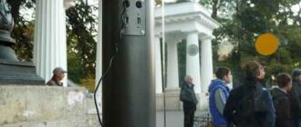 На новой остановке в центре Севастополя уже вырвали USB-шнуры