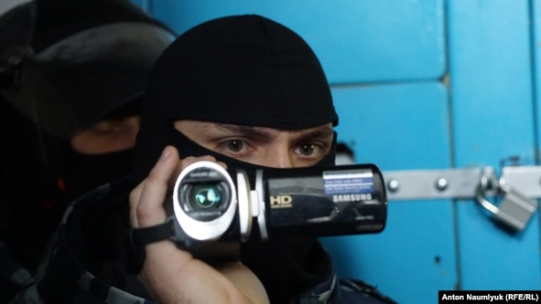 Російські силовики на обшуку кримського адвоката Еміля Курбедінова. Сімферополь, 26 січня 2017 року