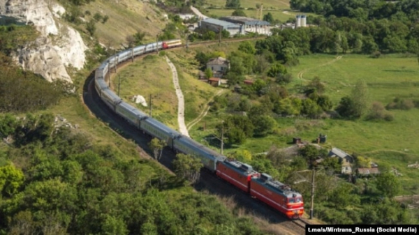 Російський потяг «Таврія», що курсує між Росією та Кримом через Керченський міст, 18 липня 2023 року