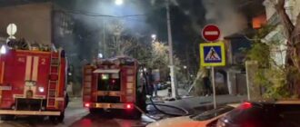 В центре Севастополя на улице Новороссийской горит трехэтажный дом (видео)