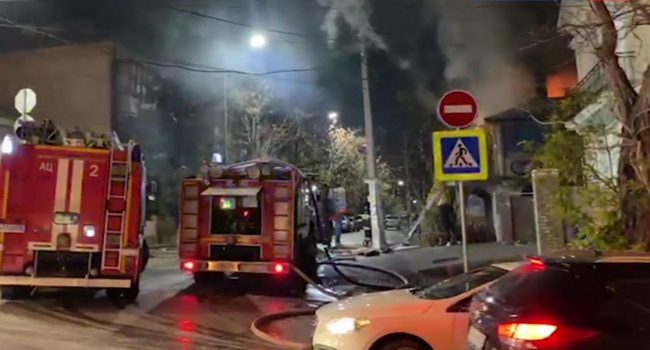 В центре Севастополя на улице Новороссийской горит трехэтажный дом (видео)